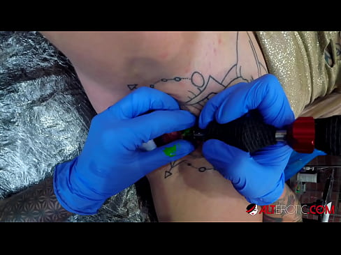 ❤️ Estremamente tatuato hottie Sully Savage ottenuto un tatuaggio sul suo clitoride ❤️ Porno fatto in casaal it.sex78.ru ☑